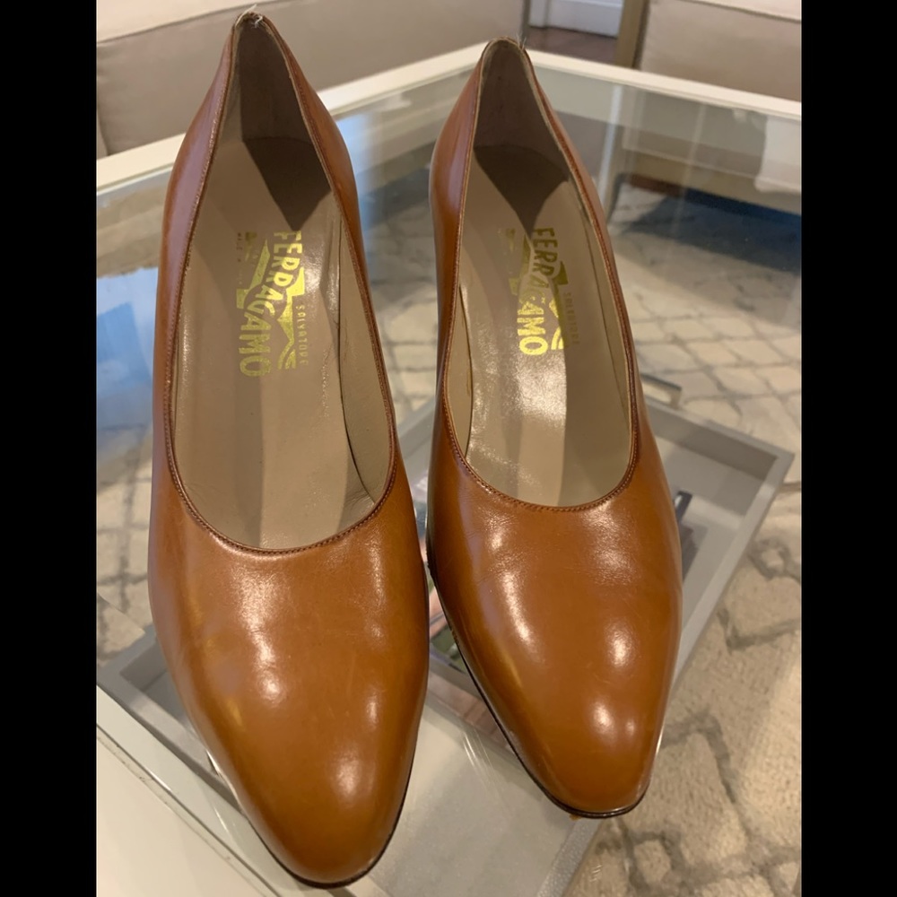 Ferragamo Heels in a beautiful warm honey color!